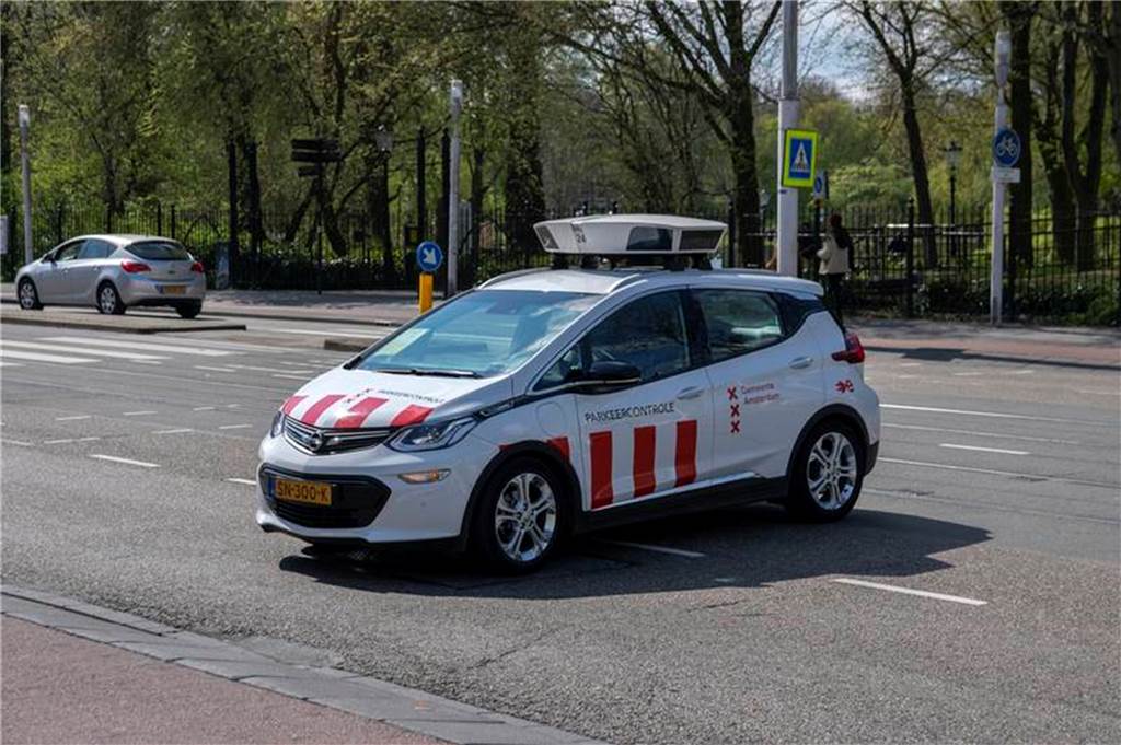 Falschparker: Ein Auto soll 20 Kontrolleure ersetzen – Simone Dorka will die Technik hier einführen Fahrzeug mit Scannern zur Falschparker-Kontrolle in Amsterdam