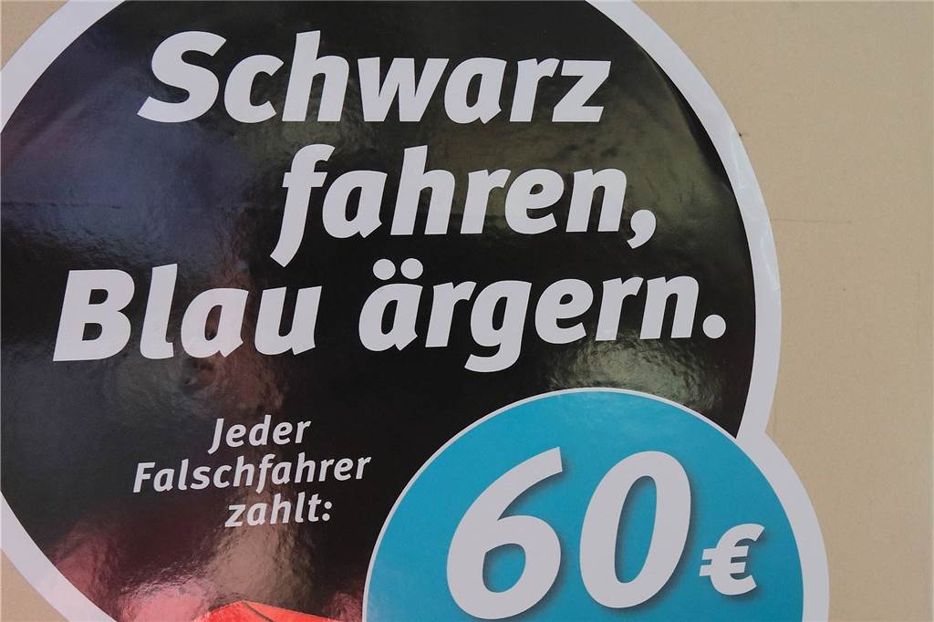 ,,Schwarzfahrer" war gestern: Nahverkehrsbetriebe nutzen neuen Namen In anderen Regionen Deutschlands wird noch mit solchen Plakaten und Aufklebern vor dem Schwarzfahren gewarnt. In Castrop-Rauxel findet man diesen Begriff seit Langem nicht mehr.