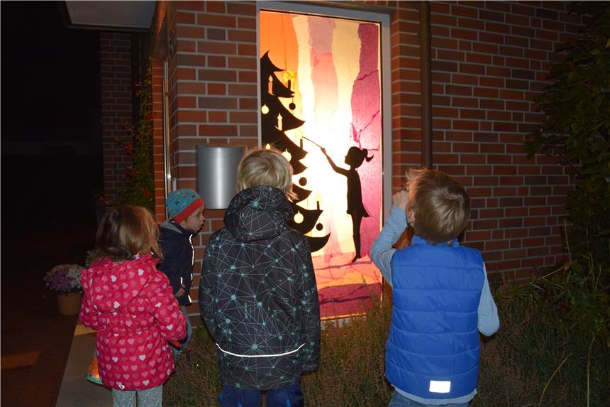 Bunte Fenster an Weihnachten: „Haltern zaubert Advent“ geht in die zweite Runde In anderen Regionen ist es langjährige Tradition: In der Adventszeit bunte Fensterbilder aufhängen, von Haus zu Haus ziehen und gemeinsam Weihnachtslieder zu singen.
