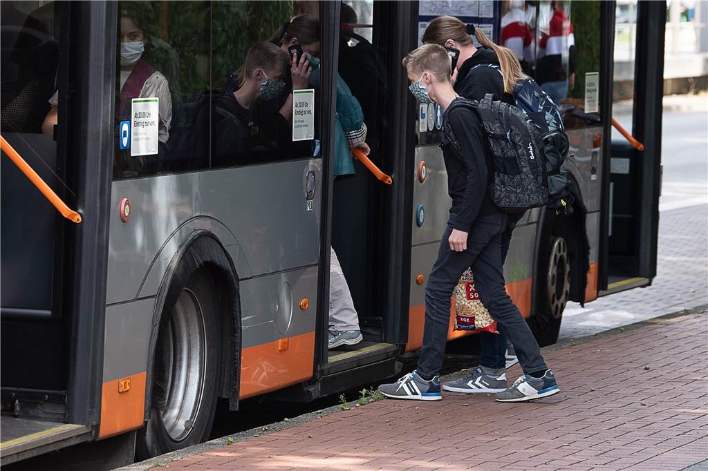 Trotz gestiegener Mehrkosten: Gemeinde Ascheberg führt Olfener Modell weiter Ein Kind steigt in einen Bus ein