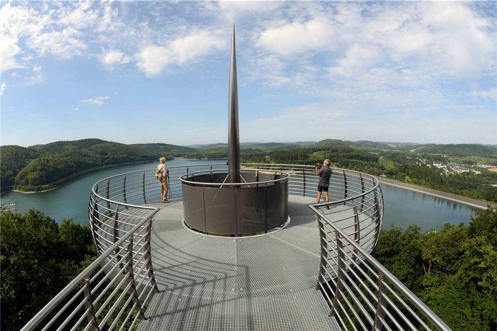 Der 9-Euro-Ausflug von Lünen aus: Schlösser, Bergwerk, Kunst und Gewässer In Attendorn-Waldenberg ist der Blick über den Biggesee besonders schön.