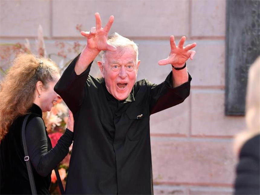 Neustart in Blattgold: Berliner Staatsoper wiedereröffnet In ausgelassener Stimmung: Theaterregisseur Claus Peymann. Foto: Bernd von Jutrczenka