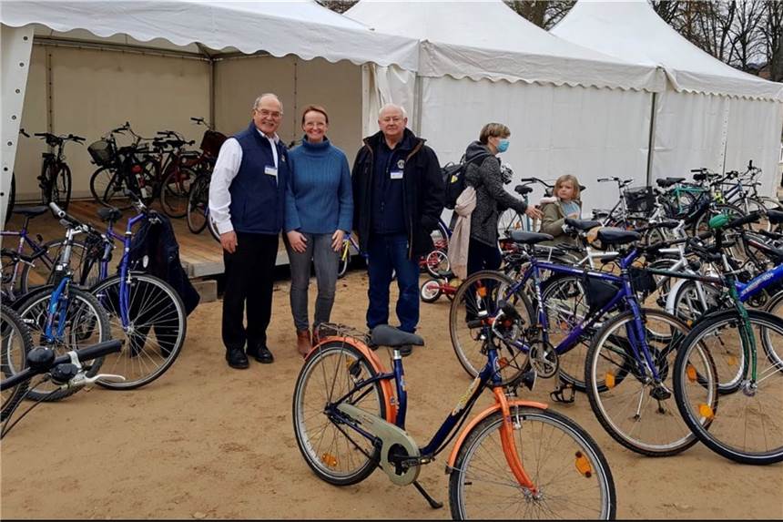 Flutopfer im Ahrtal freuen sich über 250 Spenden-Fahrräder aus Dorsten In Bad Neuenahr konnten Pastpräsident Thomas Andras (r.) und Rudolf Haller (l.) als Vertreter des Lions Clubs einen Großteil der Räder übergeben.