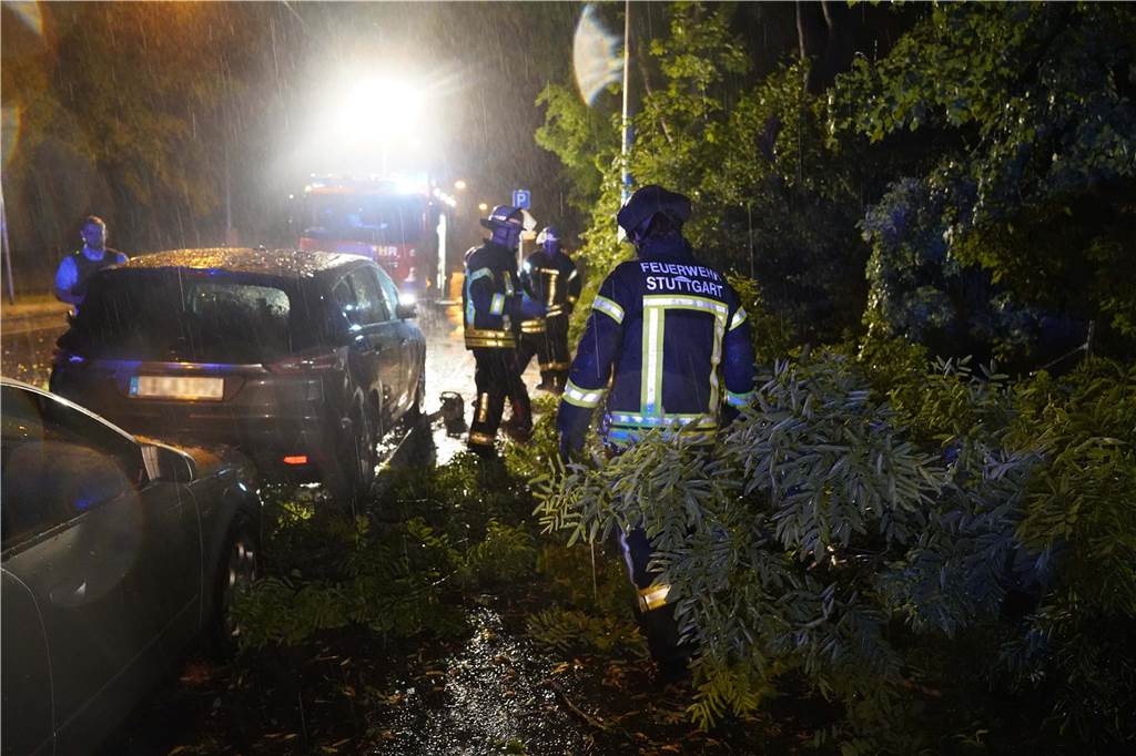 Unwetter im Westen und Süden Deutschlands: Katastrophenschutz geht von Tornado aus Einsatzkräfte der Feuerwehr räumen durch starken Wind herabgefallene Äste auf.
