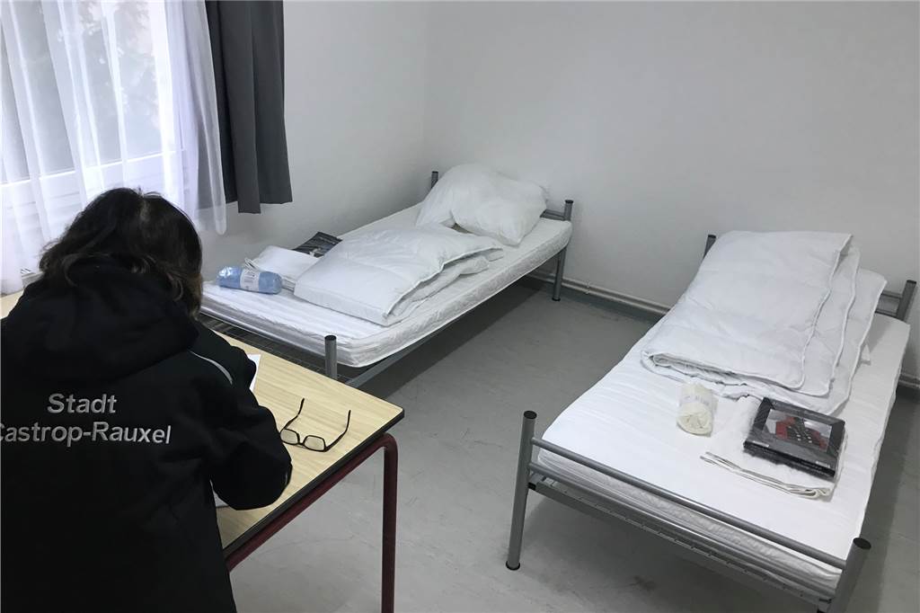 Person verschwand trotz Corona-Quarantäne aus Häusern an der Harkortstraße In beengten Verhältnissen leben die Menschen in einer städtischen Unterkunft. Einige Zimmer haben sogar Etagenbetten. Zum Teil teilen sich acht Bewohner ein Schlafzimmer.