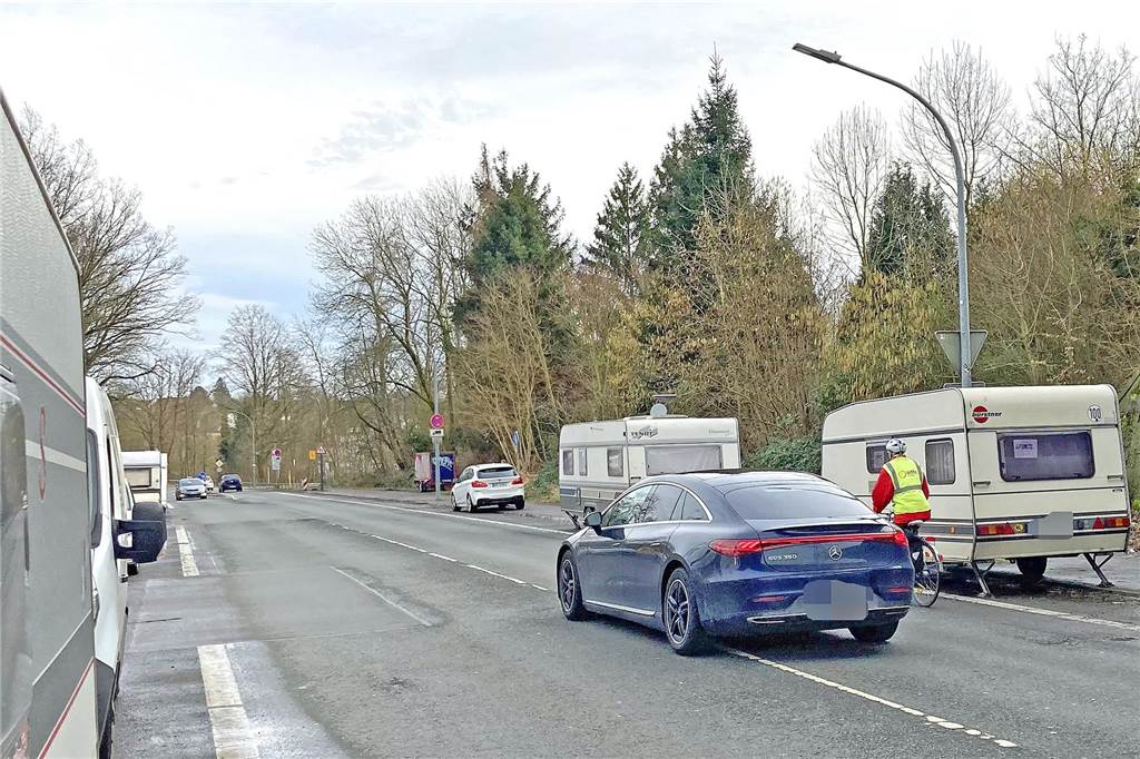 Wohnwagen-Parkärger: Ist ein Halteverbot für alle die beste Lösung? Ein Radfahrer fährt an der Zillestraße in Dortmund-Brünninghausen an Wohnwagen vorbei.