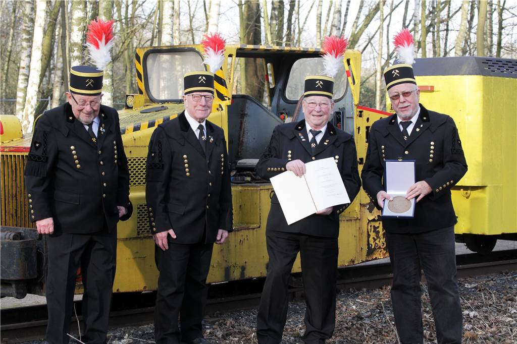 Bergmanns-Chor Harmonie ist sauer: „Stadt Lünen lässt uns im Stich“ In Bergmanns-Uniform treten sie auf, so ist es Tradition. Zum 100. Geburtstag bekam der Chor von Bundespräsident Frank-Walter Steinmeier die in Anerkennung an ihre Tradition die Zelter-Plakette.