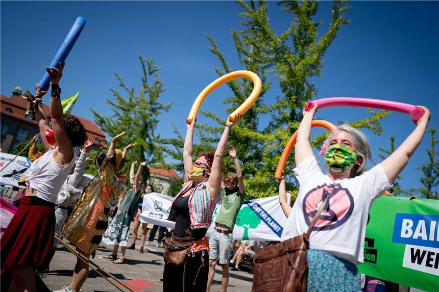 Klima-Rebellen demonstrieren am Mittwoch auch in der Dortmunder City In Berlin demonstrierten die Aktivisten der Umweltschutzbewegung Extinction Rebellion am Montag (15.6.) mit Schwimmnudeln anlässlich ihrer 24-Stunden- Kundgebung für den Klimaschutz.