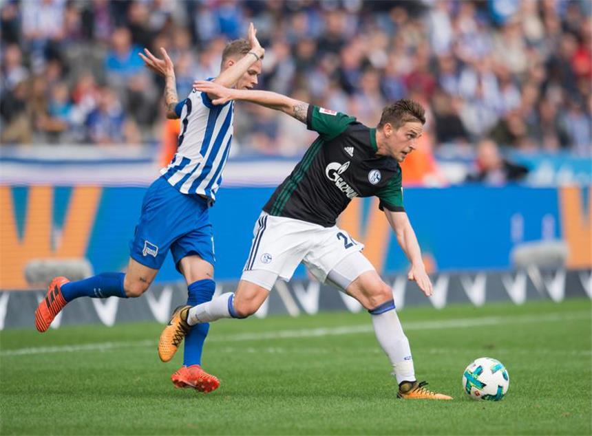 Bastian Ozcipka ist Vater, Thilo Kehrer setzt aus In Berlin noch auf dem Spielfeld zu finden, seit Montag stolzer Vater: Bastian Oczipka (r.).