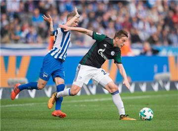 In Berlin noch auf dem Spielfeld zu finden, seit Montag stolzer Vater: Bastian Oczipka (r.).