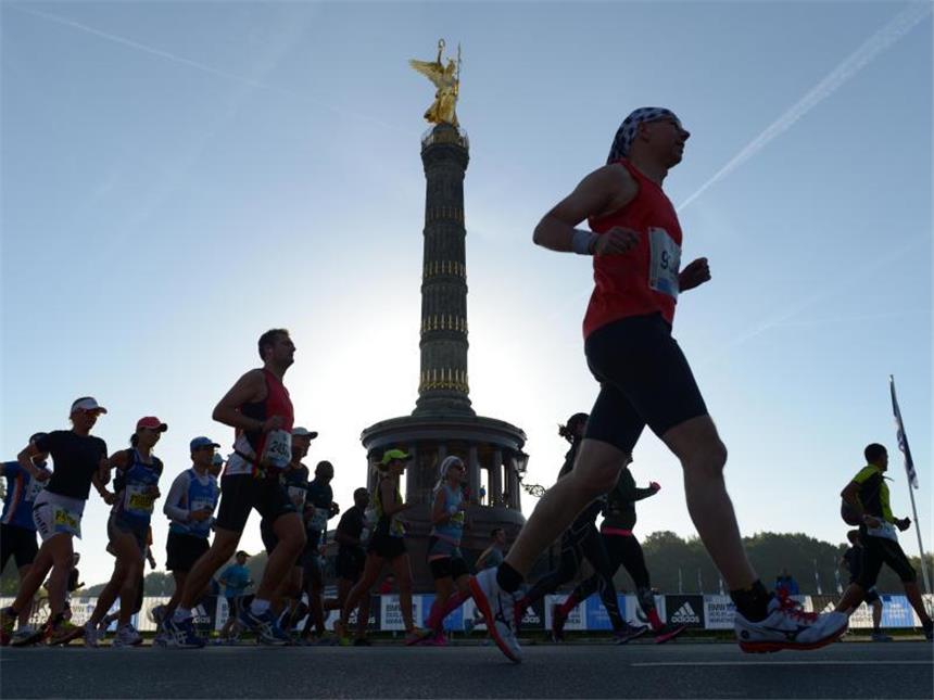 Kimetto mit super Marathon-Weltrekord in Berlin In Berlin sind die Marathonläufer unterwegs. Foto: Rainer Jensen