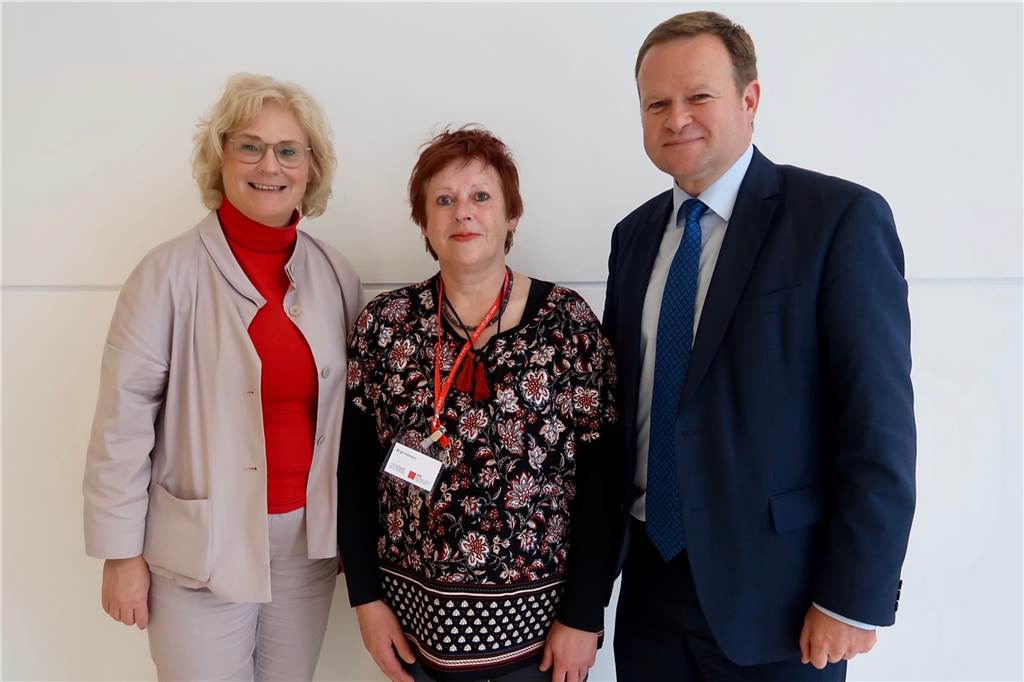 Ratten, Schimmel, Brandschutzmängel – Vermieter Altro Mondo ist Thema in Berlin In Berlin traf Birgit Hellmann (m) am Rande der Wohnbaukonferenz auf Bundesjustizministerin Christine Lambrecht und den Castrop-Rauxeler Bundestagsabgeordneten Frank Schwabe.