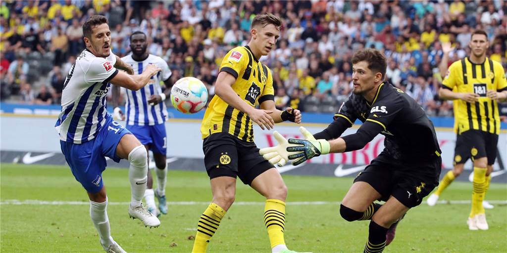 BVB-Einzelkritik: Kobel beim 1:0 in Berlin überragend – Özcan vielversprechend BVB-Torhüter Gregor Kobel fängt den Ball.