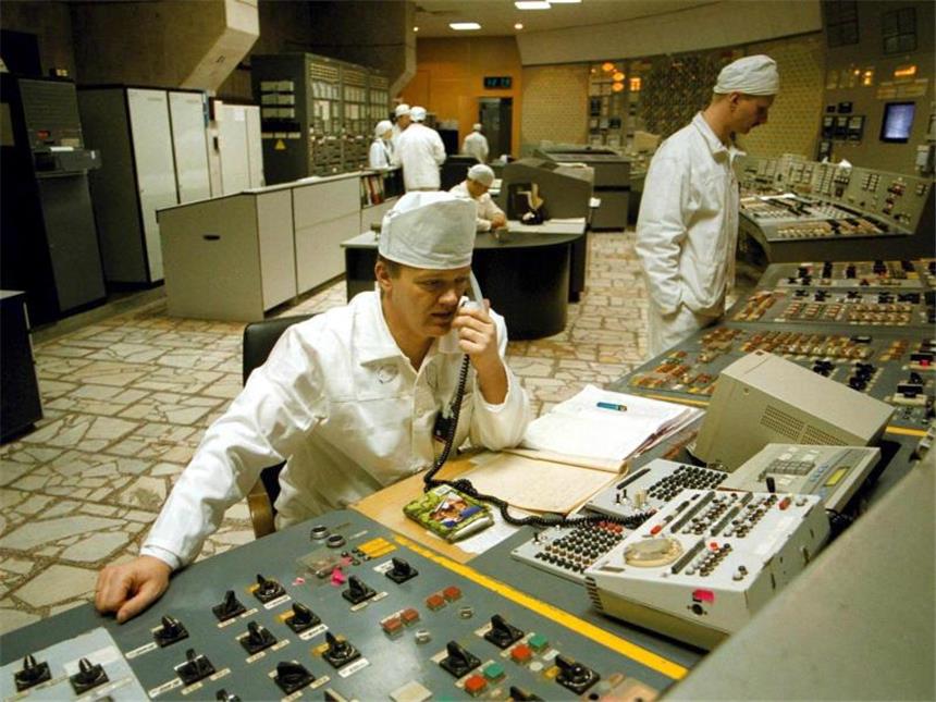 «Ernste Lehre für die Menschheit»: Gedenken an Tschernobyl In Betrieb: Der unbeschädigte Block 3 von Tschernobyl im Jahr 2000. Foto: Sergei Dolzhenko