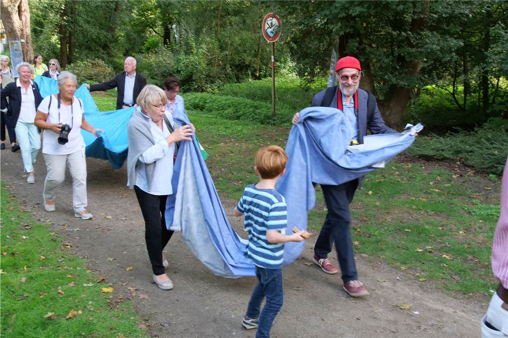 Ausstellung blickt zurück auf Kunstprojekte in der Dorstener Mitte Menschen wandern an Schölzbach entlang