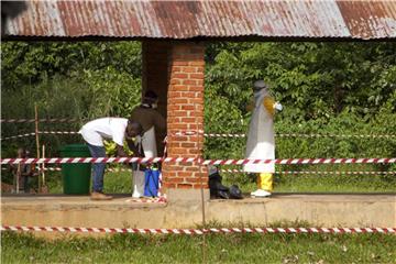 In Bikoro im Kongo verlassen Mitarbeiter den Quarantäne-Bereichs eines Ebola-Behandlungszentrums. Foto: Mark Naftalin/UNICEF/AP