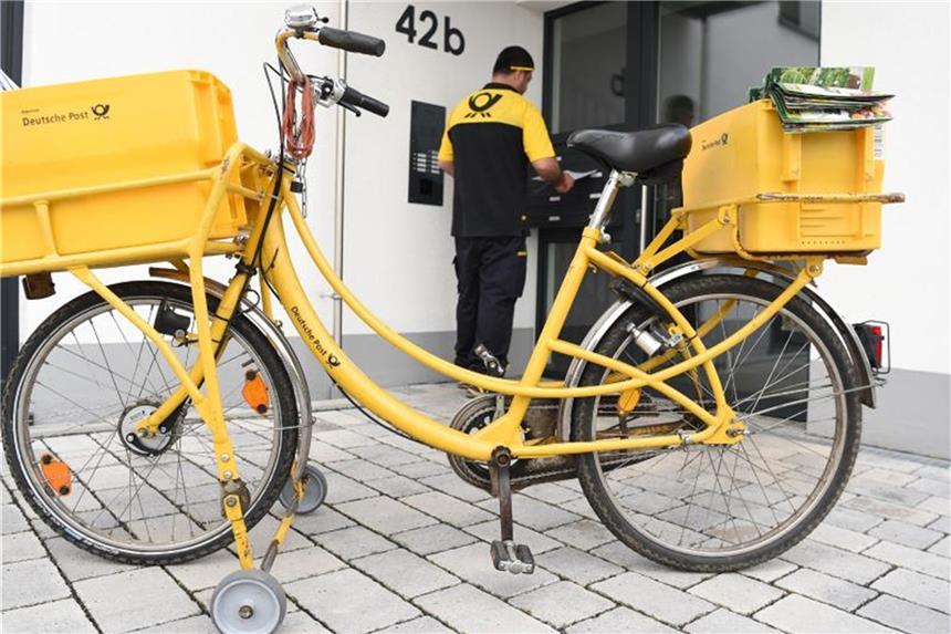 Bremer Briefträger sollen Senioren unterstützen In Bremen verteilen Briefträger der Deutschen Post künftig nicht nur die Post, sondern übernehmen auch Hilfsdienste für Senioren. Foto: Arne Dedert