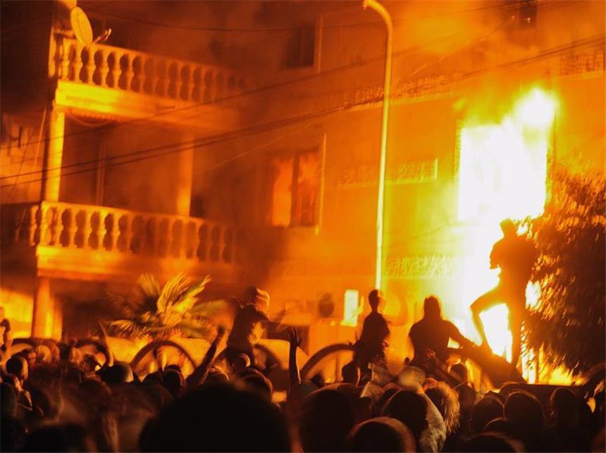Bulgarischer Roma-Boss «Zar Kiro» festgenommen In Bulgarien kam es zu gewaltsamen Ausschreitungen gegen die Roma-Minderheit, wie hier bei einem Brandanschlag im Dorf Katunitsa (Archivbild).