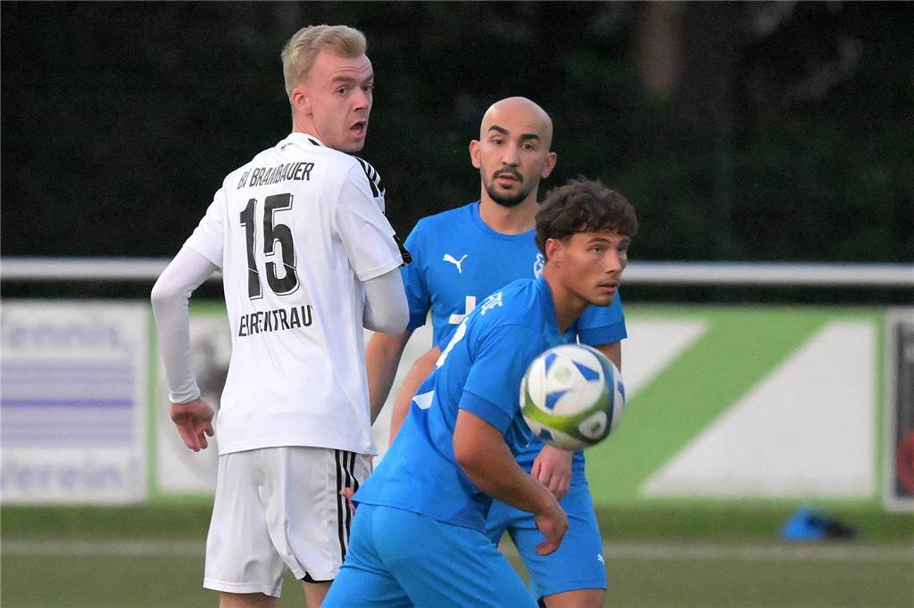 Spielmacher bei BW Alstedde: Luca Frenzel ist endgültig wieder zurück Luca Frenzel schaut zum Ball.
