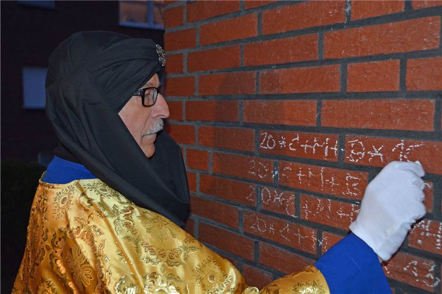 Capeller Männergesangverein bringt den Haussegen an zwei Wochenenden In Capelle verkleiden sich gestandene Männer jedes Jahr als Sternsinger und ziehen von Haus zu Haus.