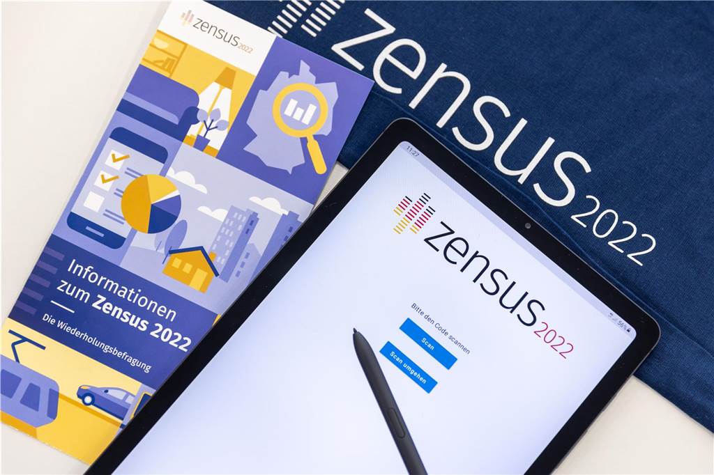 Zensus deckt Zahlen zu Menschen mit doppelter Staatsangehörigkeit auf Eine digitale Abbildung eines Flyers für den Zensus 2022.