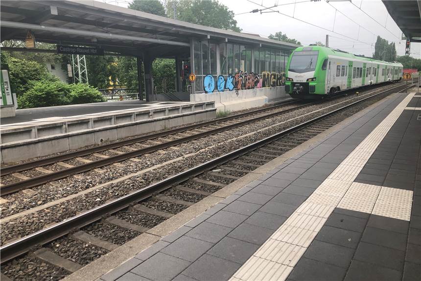 Kind allein im Zug: Castrop-Rauxeler Polizei nimmt Jungen mit auf die Wache In Castrop-Rauxel holten die Polizisten das Kind aus dem Zug.