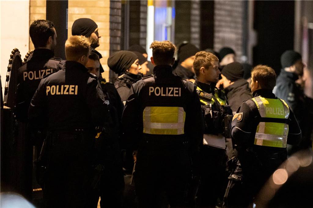 In Castrop-Rauxel kam es am Samstagabend (7.1.2023) zu einem Großeinsatz der Polizei und der Feuerwehr gekommen. Ein Spezialeinsatzkommando (SEK) nahm zwei Männer an der Langen Straße fest.