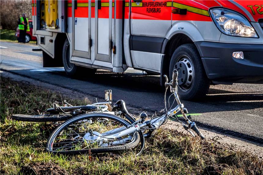 Radfahrer umgefahren: Motorradfahrer lässt Schwerverletzten einfach liegen In Castrop-Rauxel wurde ein Radfahrer bei einem Unfall schwer verletzt. (Symbolbild)