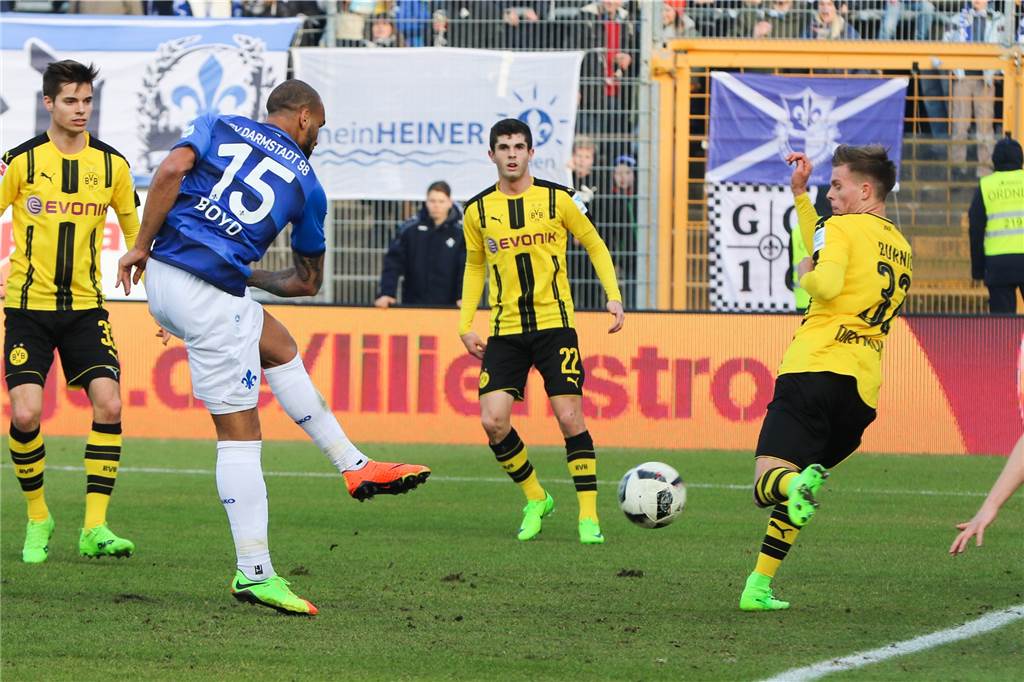 Für Dzenis Burnic soll es über die zweite Bundesliga zurück zum BVB gehen In Darmstadt gab Burnic (r.) am 11. Februar 2017 sein Debüt in der Bundesliga.