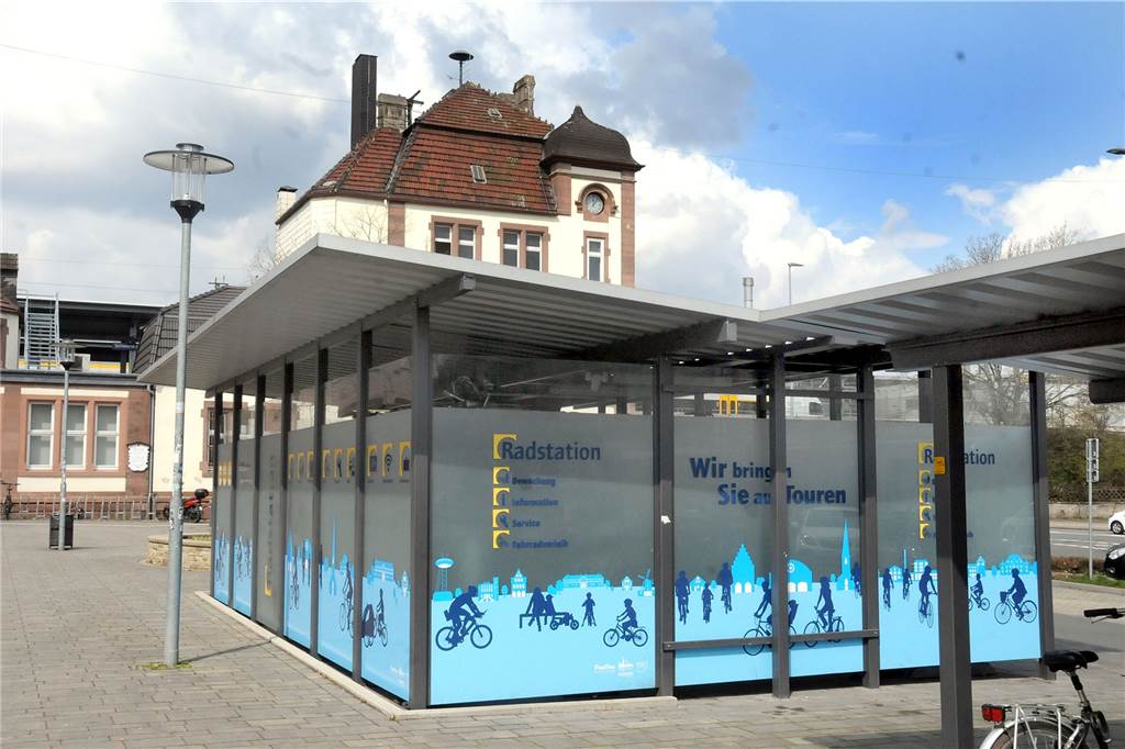 Einbruch in gläsernes Fahrrad-Parkhaus – aber keiner vermisst sein Rad In das gläserne Fahrradparkhaus der Radstation auf dem Bahnhofsvorplatz sind Unbekannte eingedrungen.