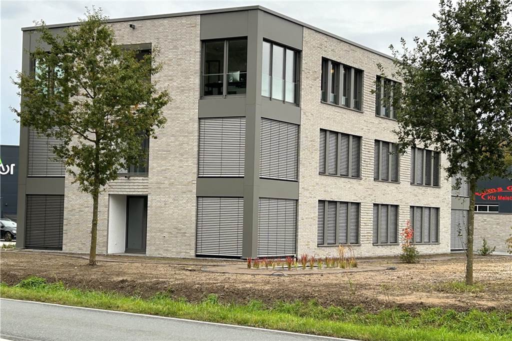 Hier ist die Verwaltung während des Rathausumbaus zu finden In das Reher-Gebäude ziehen die Stabsstelle des Bürgermeisters, der Fachbereich 3 - Bauen, Planung, Umwelt - und Mitarbeitende des Fachbereichs 2 Familie, Bildung, Sport, Soziales.