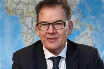 „In das Rückkehrerprogramm sollen künftig 500 Millionen Euro pro Jahr fließen“, sagt Gerd Müller. Foto: Rainer Jensen