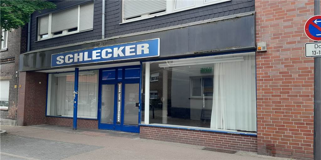 Schlecker-Filiale in Bork: Zehn Jahre nach dem Aus neue Geschäftsidee In das verwaiste Ladenlokal von Schlecker könnte in etwa drei Monaten ein neuer Laden einziehen: ein echtes Geschäft und kein ehrenamtlich betriebenes Angebot, wie es etwa der Arbeitskreis Asyl und der ADFC ein paar Häuser weiter betreiben.