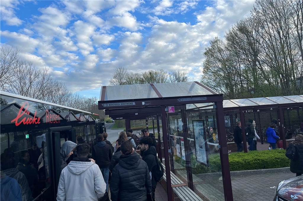 Im RB50-Ersatzverkehr: Doppelte Fahrzeit, dafür Ziegen am Morgen In Davensberg stiegen viele Menschen aus dem Schienenersatzverkehr aus, aber nur wenige gen Lünen wieder ein.