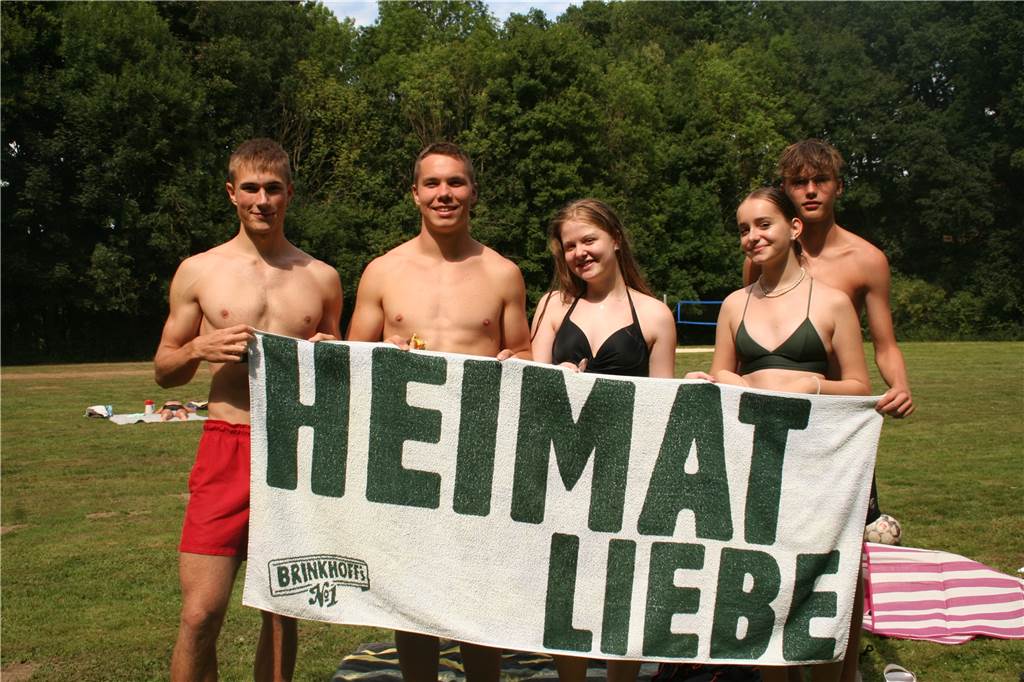 Freibad-Check: Dellwig punktet mit viel Platz und familiärem Feeling In Dellwig fühlt sich auch die Jugend wohl - sie können ungestört austoben und stören dabei selbst auch niemanden. Das Quintett kommt regelmäßig zum Spielen, Schwimmen und Sonnenbaden.