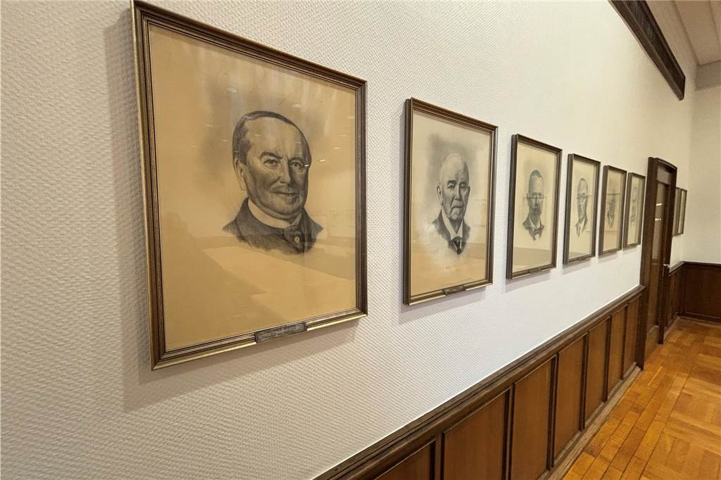 In dem alten Besprechungsraum des Vorstands hängen noch die Bilder der damaligen Hoesch-Chefs und Gründer.
