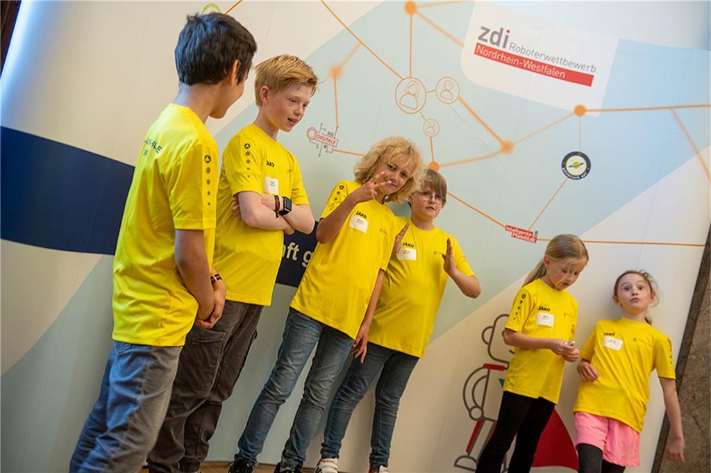 Von-Galen-Schüler im Finale: Auf Roboter-Fans wartet Herausforderung In dem besonderen Ambiente des Rathauses stand natürlich auch der Spaß in der Gruppe im Mittelpunkt.