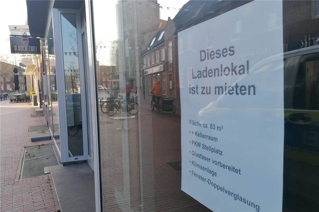 Café A Hoch Zwei geschlossen: Neues Kapitel in Münster Im Fenster des Cafés hängt ein Schild mit dem Hinweis: „Dieses Ladenlokal ist zu mieten.“