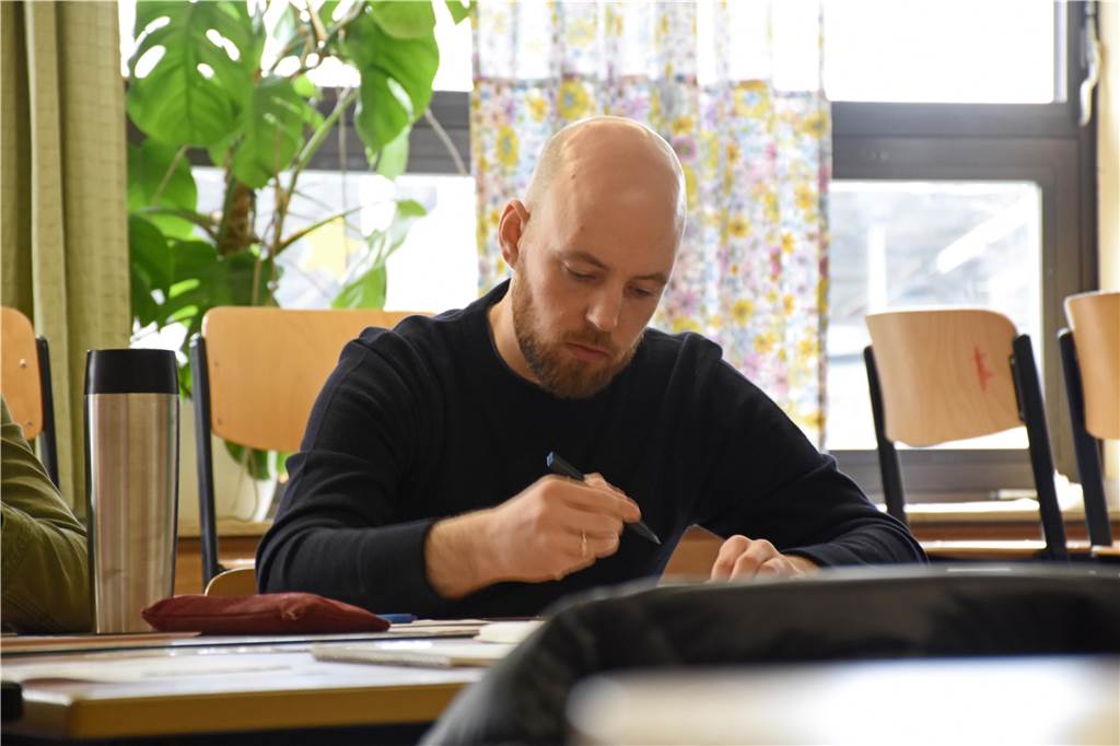 Wie die Gesamtschule Nordkirchen digitaler wird und mit welchen Problemen sie dabei kämpft In dem Fortbildungsangebot von Benedikt Otto (32) ging es um eine Bestandsaufnahme: Was läuft gut, was noch nicht? Der Mathematik- und Philosophielehrer ärgert sich vor allem über den Inhaltefilter „Time for Kids", der die Internetrecherche aus seiner Sicht unnötig verkompliziere.