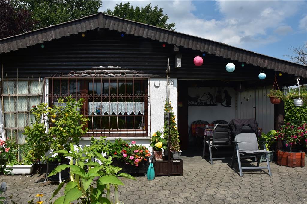 Ufos „landen“ in Dortmunder Kleingarten In dem Gartenhaus des Ehepaar Johns gibt es eine Küche, Toilette und Dusche. Links befindet sich eine Sitzecke.