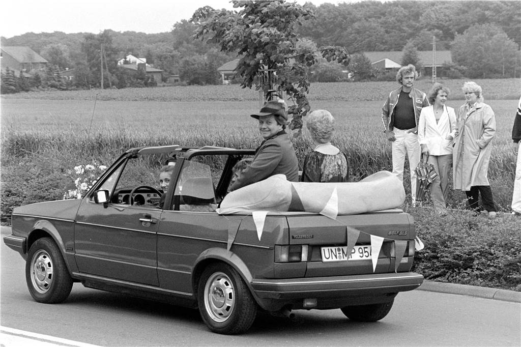 In dem Golf Cabriolet sitzt Hartmut Schulte.