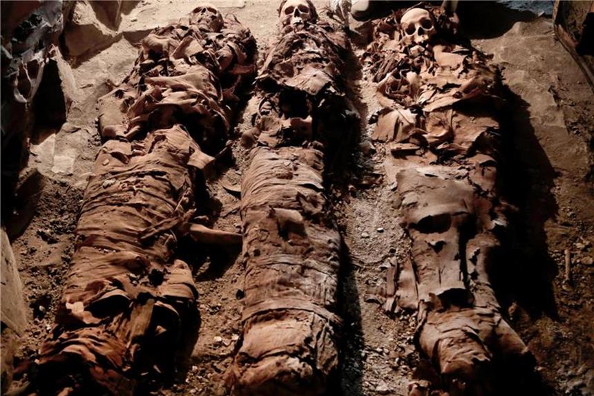 Ägyptische Archäologen entdecken Goldschmied-Grabkammer In dem Grab eines königlichen Goldschmieds aus dem Neuen Reich im Alten Ägypten in Luxor fanden die Archäologen unter anderem Mumien vor. Foto: Nariman El-Mofty/AP