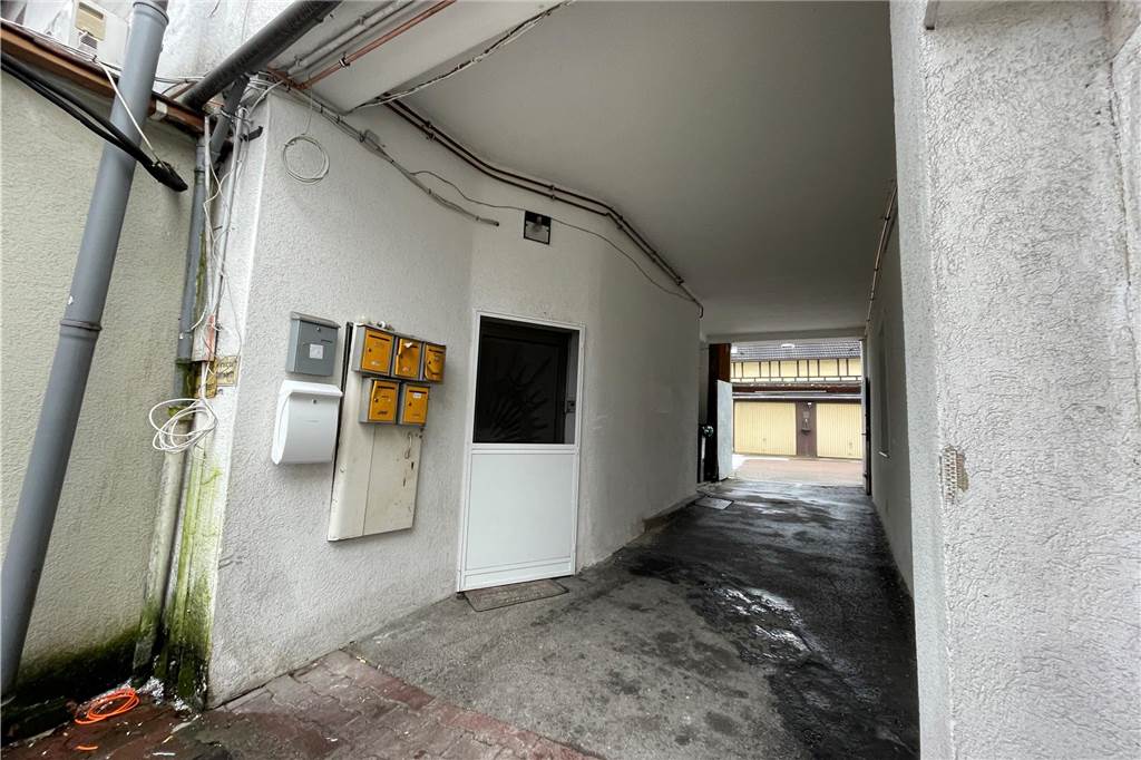 Mit vielen Baumängeln: Wohnung über „Mr. Pizza“ wird zwangsversteigert Eingang zum Haus Nummer 218 an der Provinzialstraße in Lütgendortmund