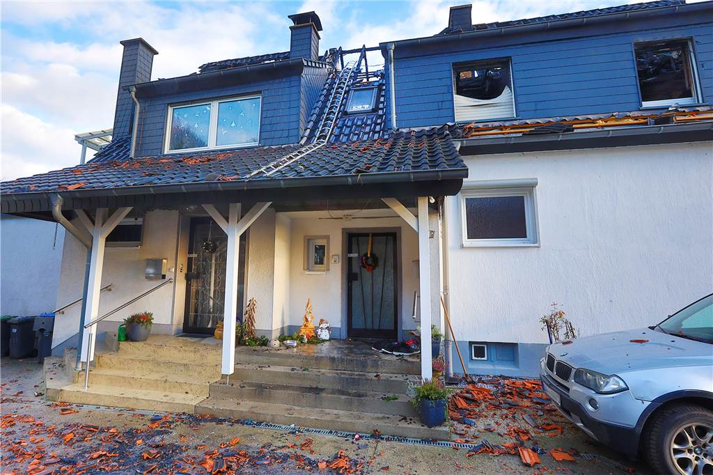 Feuer vernichtet Wohnhaus in Heil – Familie ist obdachlos In dem Haus gibt es zwei separate Wohnungen. Beide sind nach dem Brand unbewohnbar.