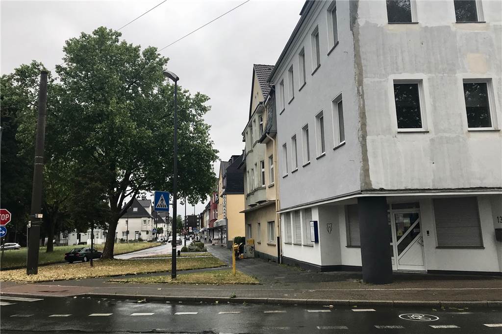 32 Kneipen gab es in Ickern – Schachtmarken sollen sie wiederbeleben In dem Haus, wo einst das Treppchen war, sitzt nun ein Zahnarzt. An der dicken Säule und der abgeschrägten Ecke kann man das Haus heute noch gut erkennen.