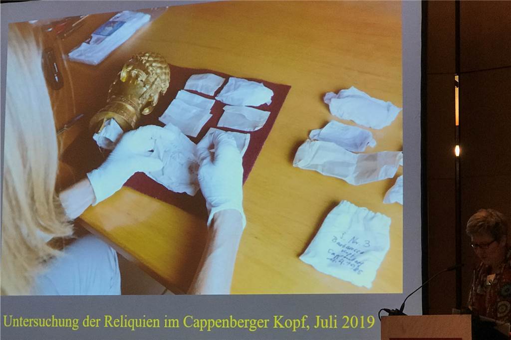 Schluss mit Barbarossa: Wen der goldene Cappenberger Kopf wohl wirklich zeigt In dem Kopf befinden sich zahlreiche Reliquien, auch vom Heiligen Johannes, wie auf der Gravur zu lesen ist.