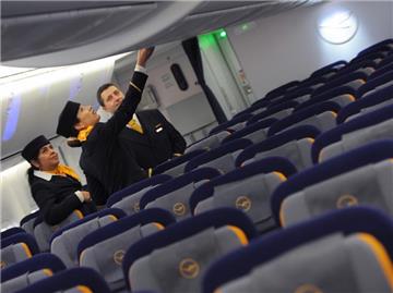 In dem Tarifkonflikt geht es offiziell nur um die Gehälter und Gewinnbeteiligungen von rund 18 000 Flugbegleitern, eigentlich aber um die künftige Aufstellung der Lufthansa. Foto: Arne Dedert/Archiv