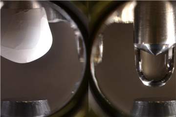 In dem Versuchsaufbau hängen ein Eiszapfen (l) und der daraus getaute Wassertropfen an einem Metallstift. Foto: TU Wien