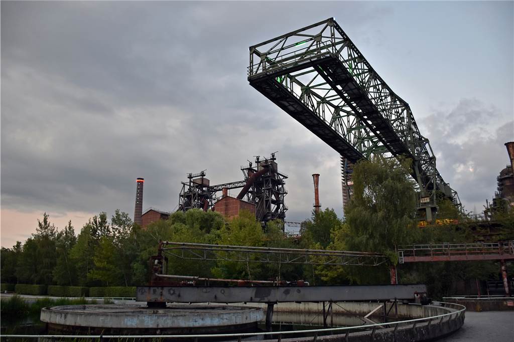 Landschaftspark Nord in Duisburg: Abenteuerspielplatz und Lost Place In dem von Peter Latz entworfenen Landschaftspark fühlt man sich als Besucher oft wie an einem Lost Place. Gefühlt hinter jeder Ecke warten neue Abenteuer.