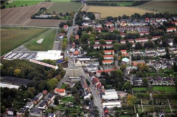 In dem Wäldchen unterhalb des neuen Edeka-Marktes verstecken sich die ehemaligen Balo-Gebäude - auf dem eine Moschee mit Minarett errichtet werden soll.